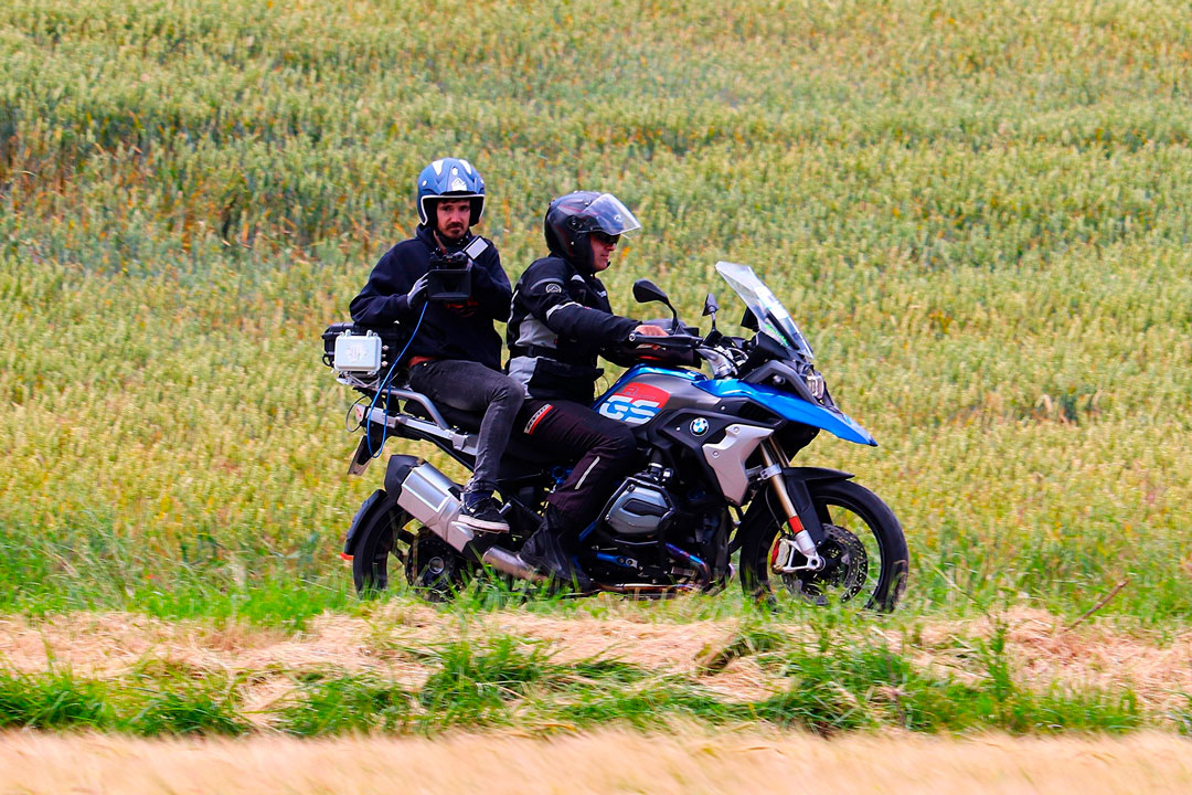 Técnico de Akhon grabando con equipo de audiovisuales desde una motocicleta