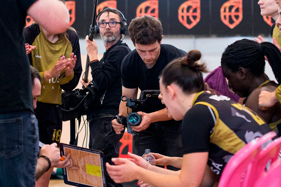 Técnicos de Akhon grabando con equipo de audiovisuales un partido de baloncesto