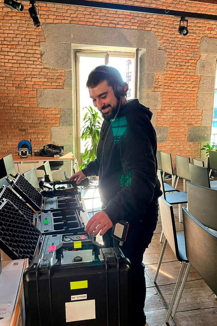 Técnico de Akhon trabajando con equipo de audiovisuales