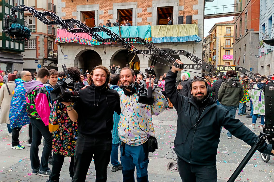 Técnicos de Akhon grabando con equipo de audiovisuales