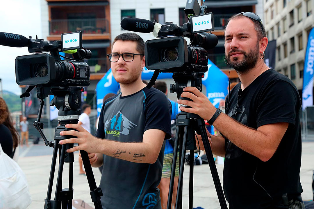 Técnicos de vídeo de Akhon grabando con equipo de audiovisuales